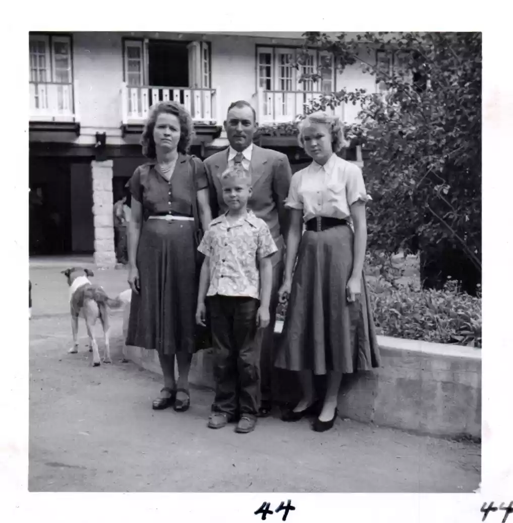 Newt Lowe, Family, Fouke, Arkansas (44)
